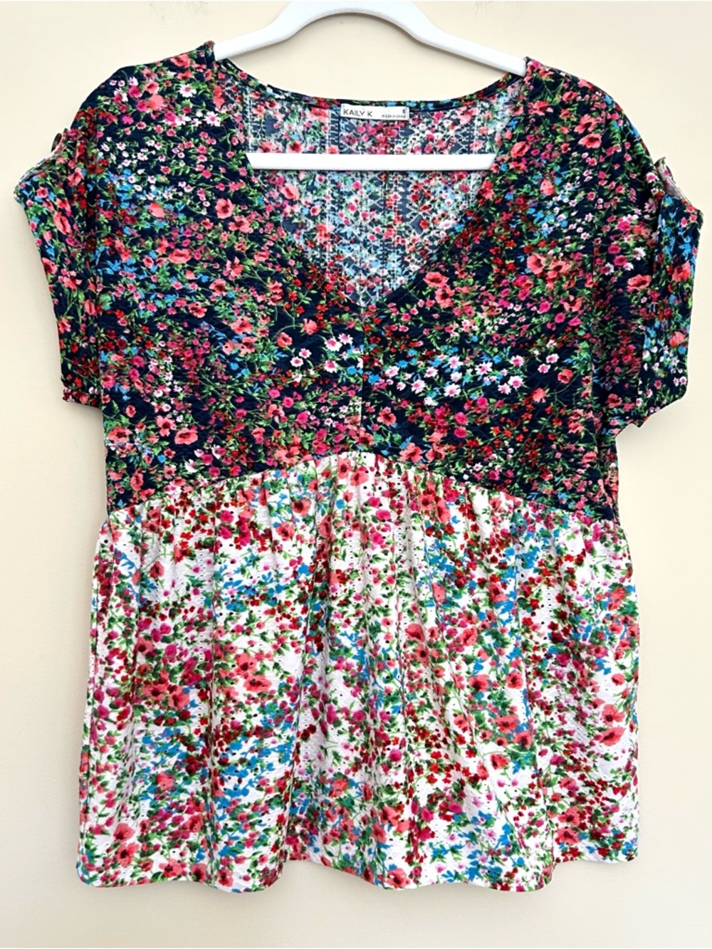 Kaily K Women’s Floral V‑Neck Short Sleeve Blouse in Multicolor